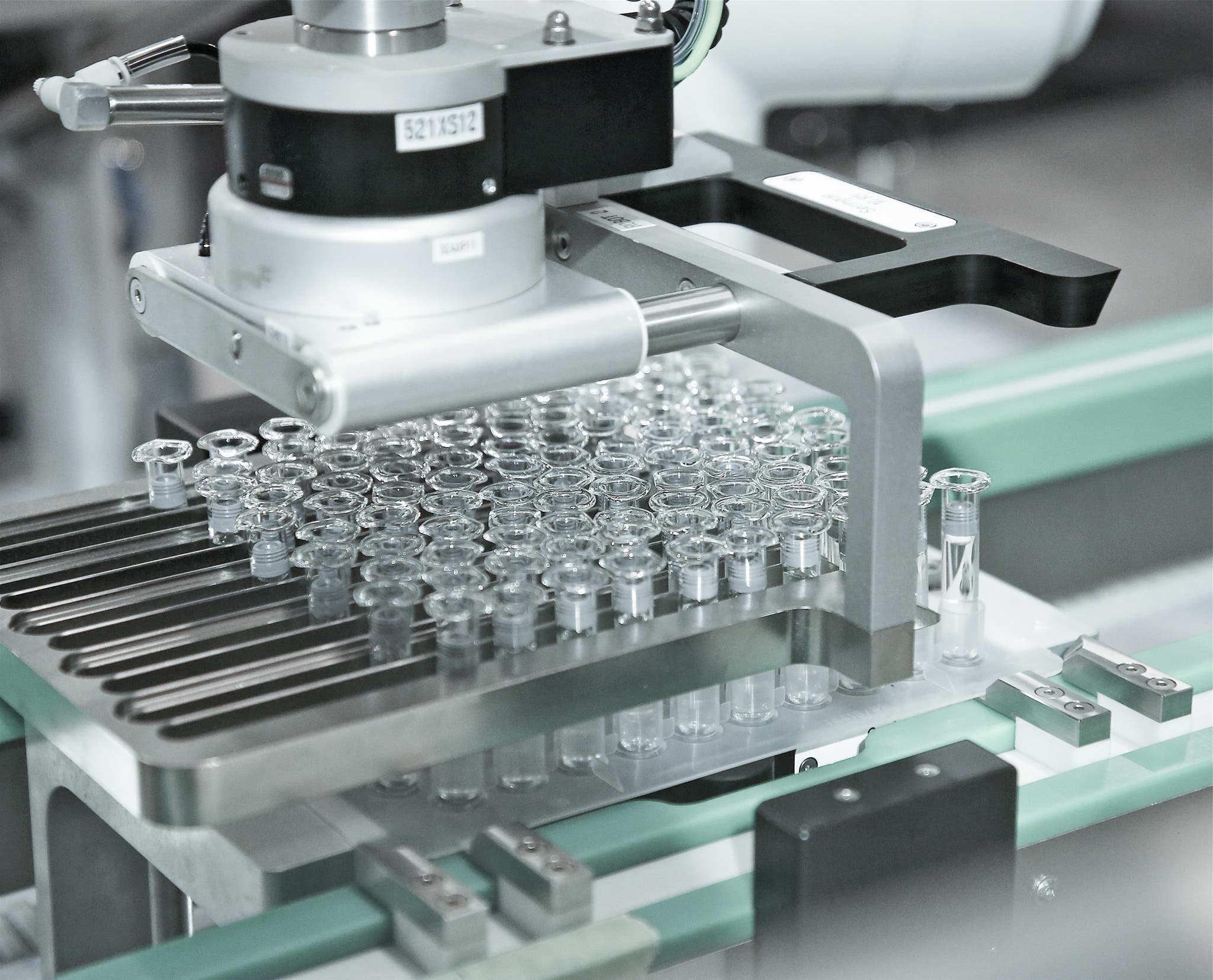 Fully automated inspection and filling of syringes