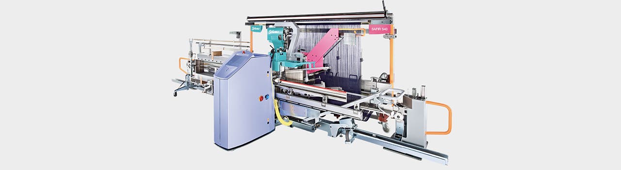 La macchina per incorsatura automatica SAFIR S40 è adatta a tessuti in cotone come denim, lenzuola e tovagliati, e tessuti per camicie e camicette usando al massimo 12 quadri dei licci.