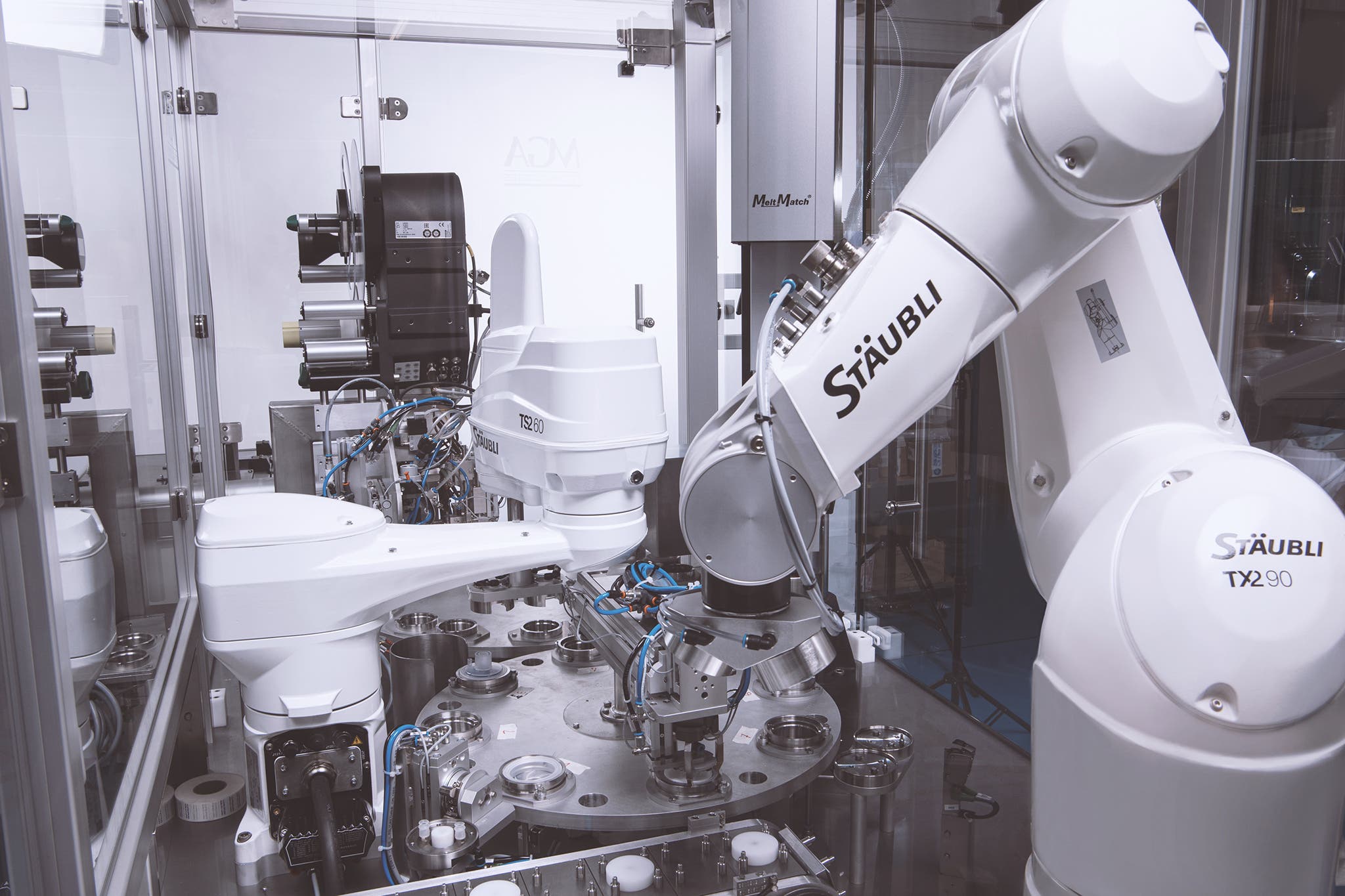The two robots, a Stäubli SCARA TS2-60 and a 6-axis TX2-90, work hand in hand during filter production.