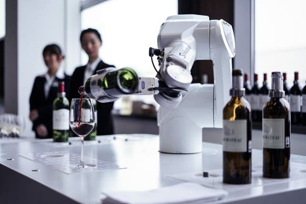 Robot filling a glass of wine at 20th anniversary in Hangzhou (2017)