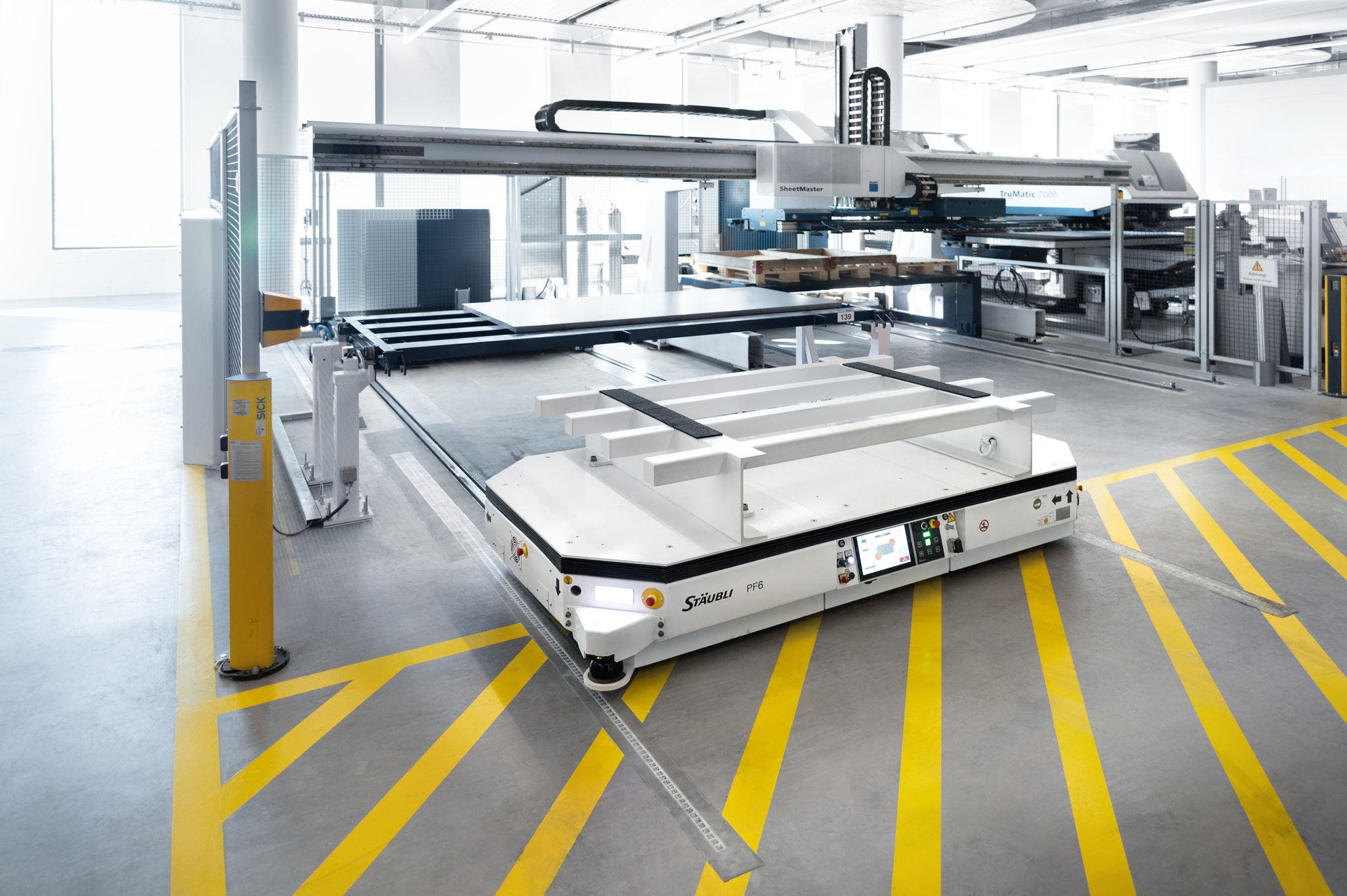 Seamless connection The PF6 supplies a laser and punching machine from Trumpf with metal sheets.