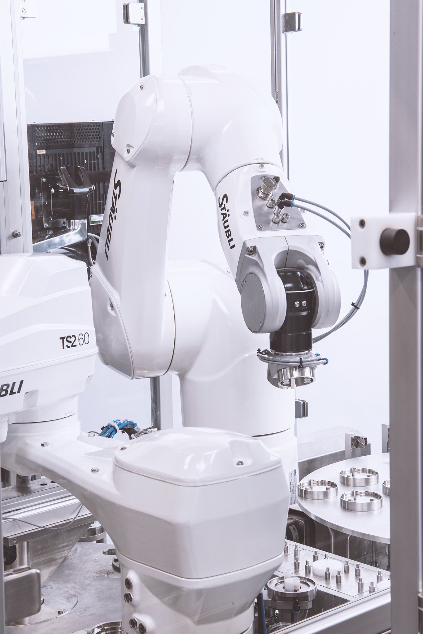 The two Stäubli robots impress in this application with their superior hygienic design.