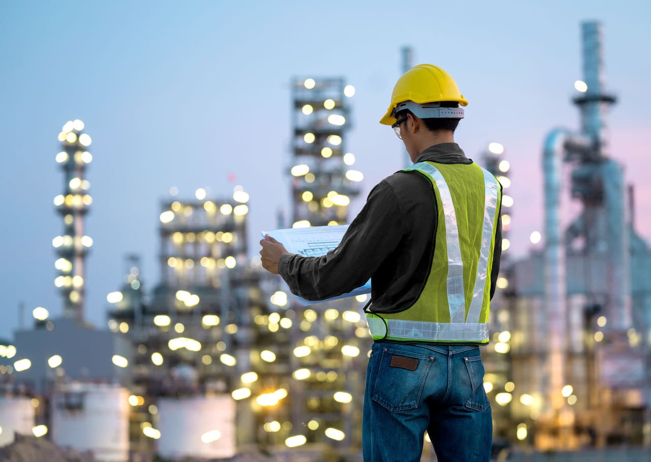 Refinery industry engineer  wearing PPE at refinery construction site; Shutterstock ID 1721112466; purchase_order: Jasmin Zehnder