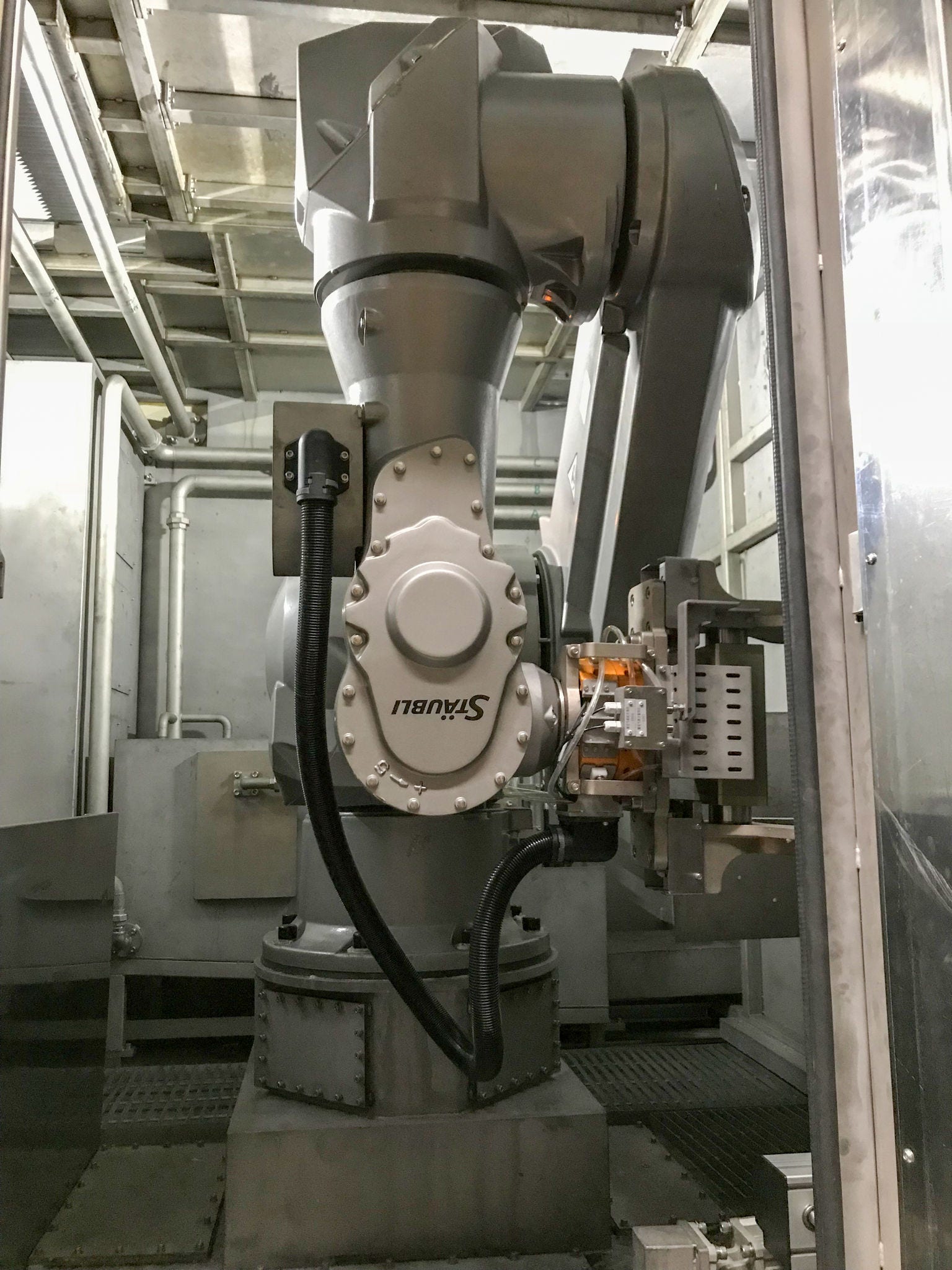 Six-axis machines for inline parts cleaning