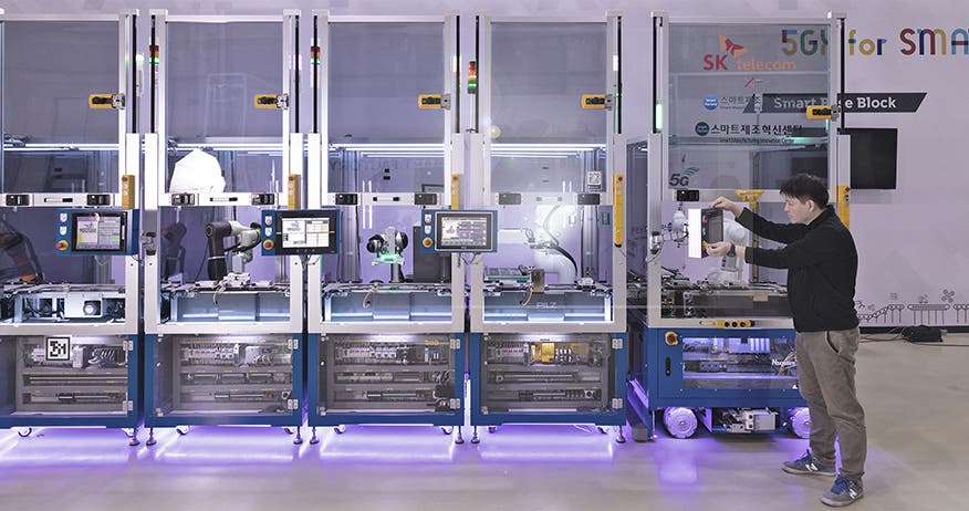 Teaser image with modular production cubes at Korean Smart Factory connected with Stäubli CombiTac