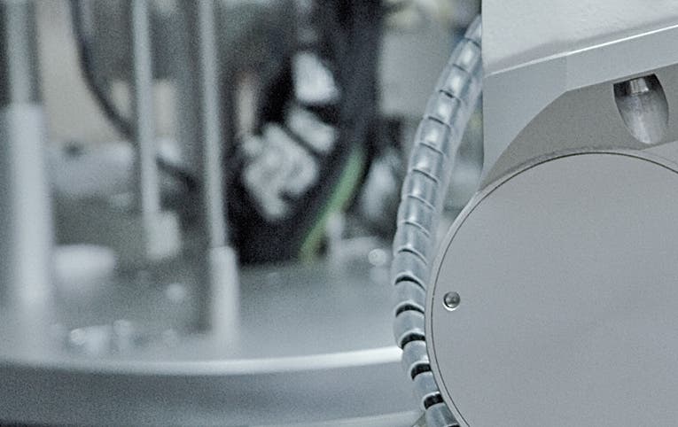 A centrally placed cleanroom version of the six-axis TX60L robot from Stäubli handles the components to be tested. 