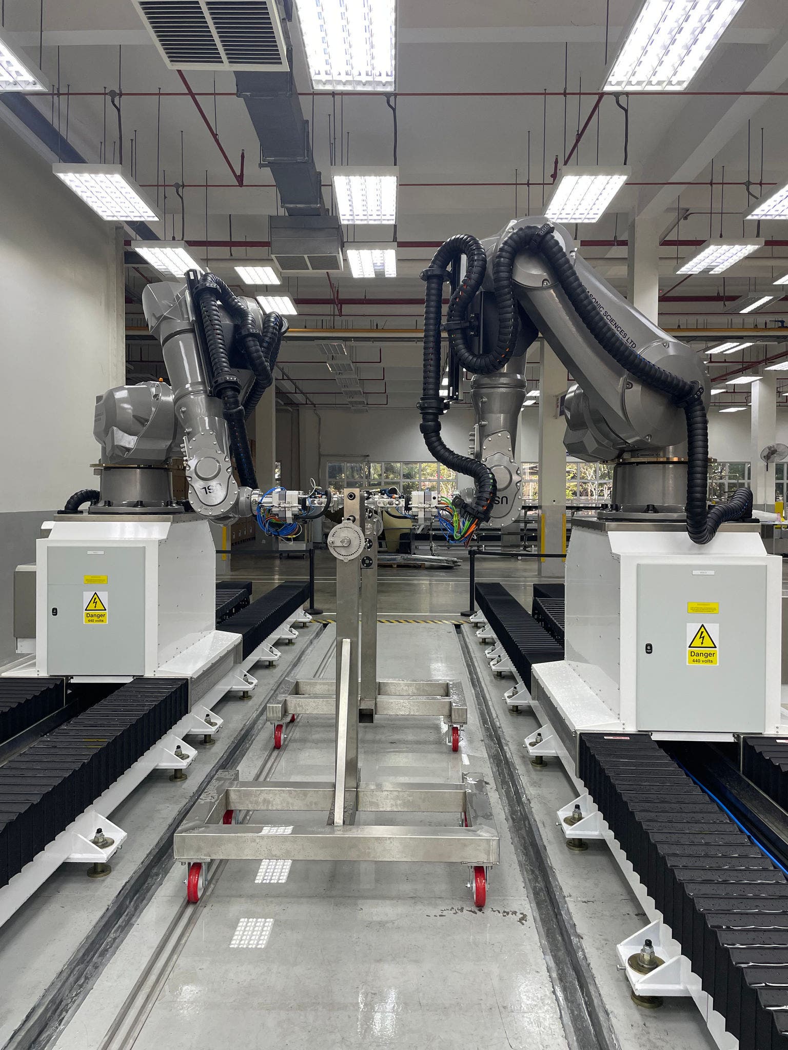 Stäubli robots in testing systems for aircraft components