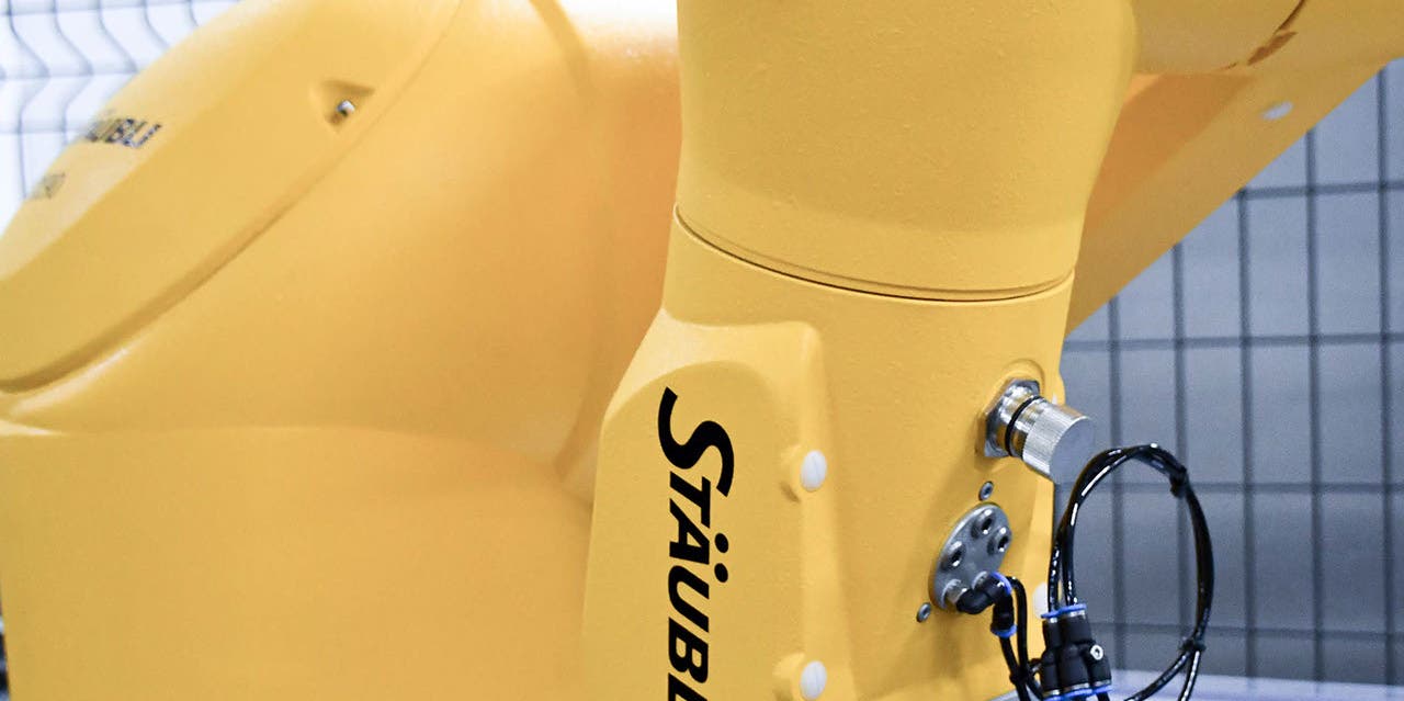 The six-axis robot is the “master” of the robot cell. It handles the test tubes before and after their filling with active Covid-19 test substance.
