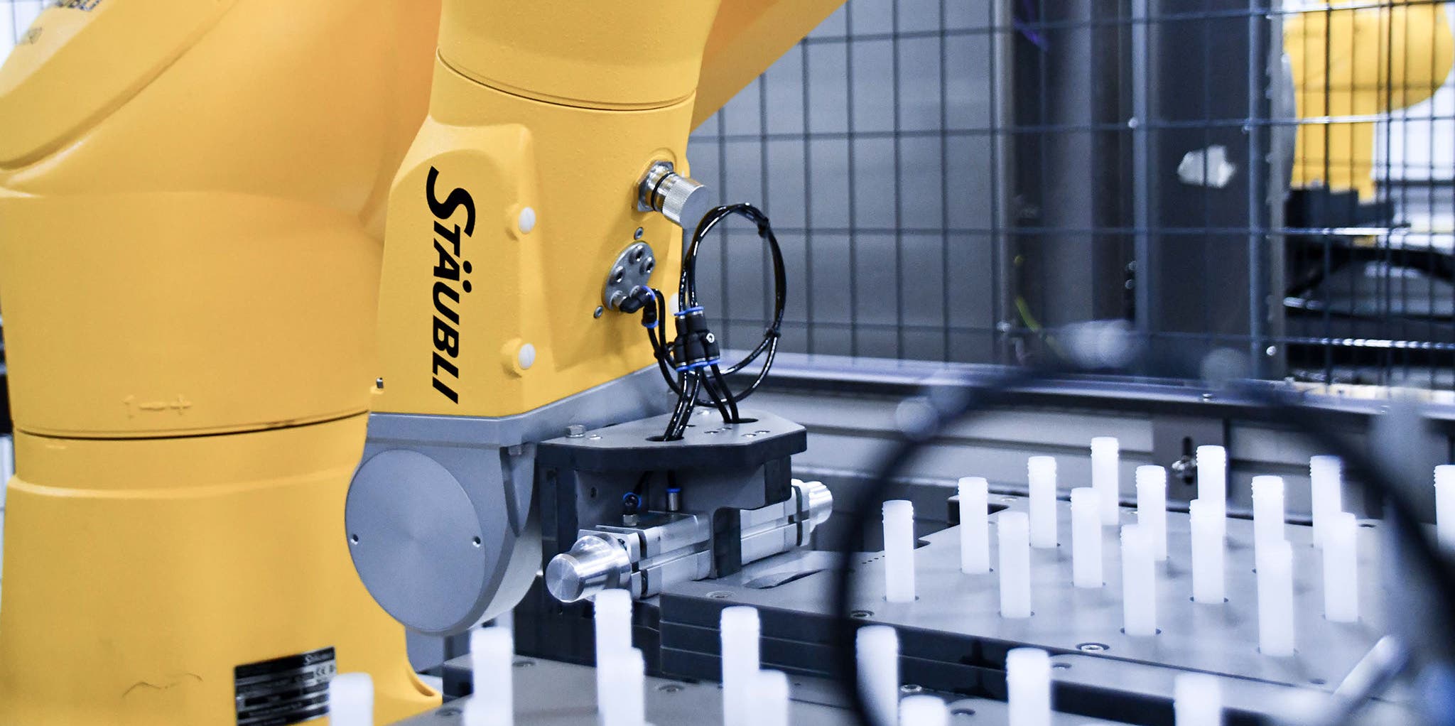 The six-axis robot is the “master” of the robot cell. It handles the test tubes before and after their filling with active Covid-19 test substance.