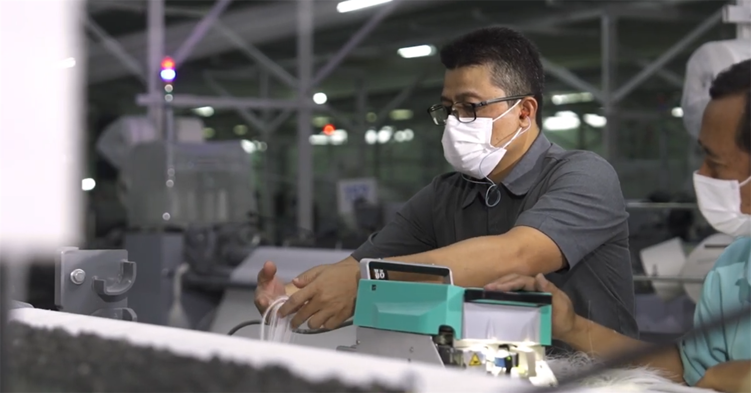 Rudi Sulistyo, Product Manager at Danar Mas, using the TIEPRO knotting machine in the weaving mill