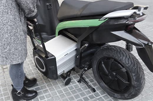 Detail image with removable battery with trollley system