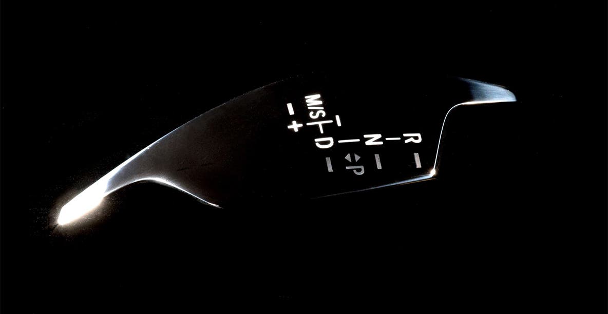 Photo display of the gear selector lever: The innovative gear stick display for a luxury vehicle.