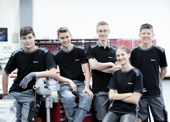 Picture of students at Stäubli Connectors