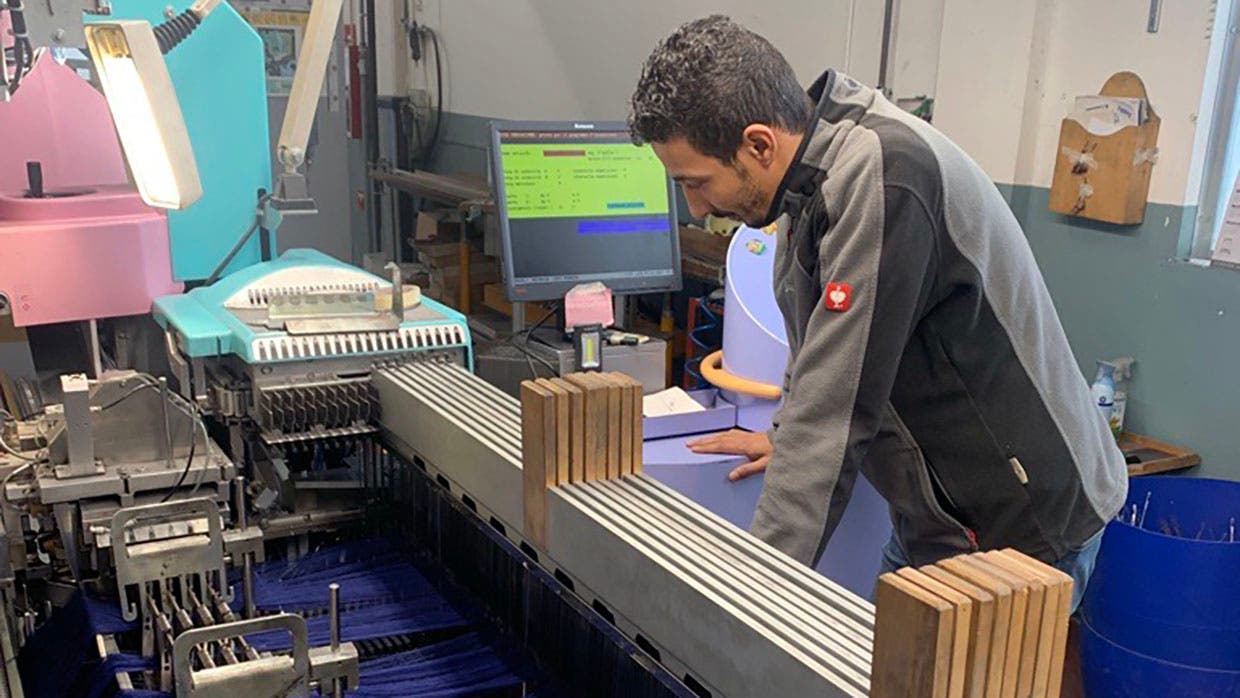 Giovane tecnico del servizio clienti di Stäubli Italia al lavoro su un disegno in macchina per la preparazione alla tessitura
