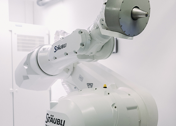 The Stäubli TX200 six-axis robot is equipped with a magnetic head which hovers over the patient’s body