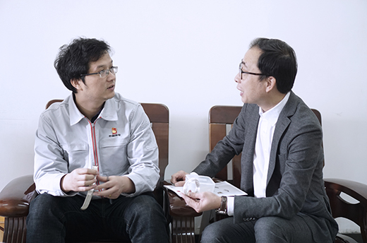 Details image with Weiwei YANG, Product Director, Xi’an XD High Voltage Apparatus talking with Stäubli expert