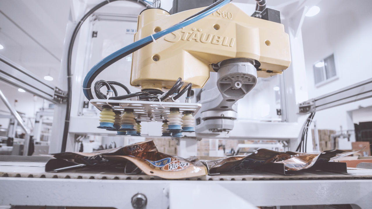 Stäubli TS60 robots are used to pack the soft bags into boxes