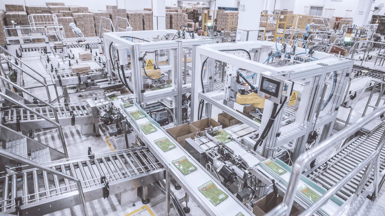 Sixteen Stäubli robots in end-of-line food packaging