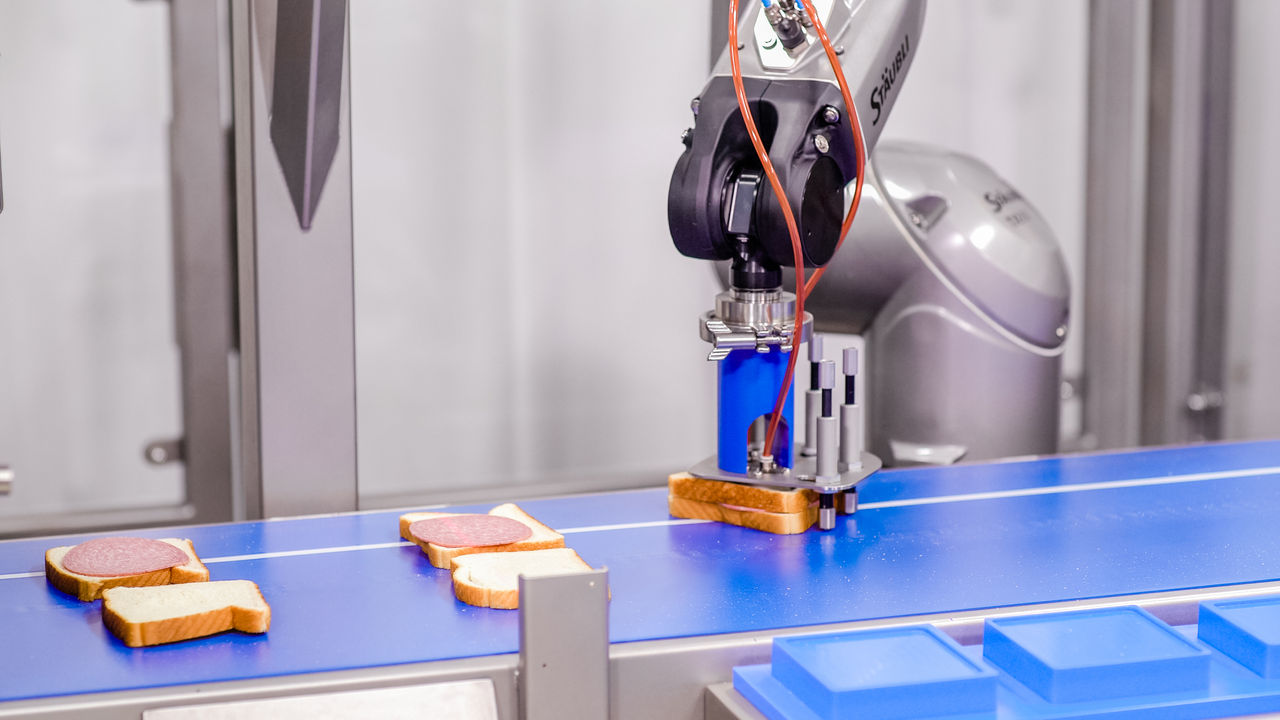 The use of Stäubli six-axis HE (Humid Environment) robots facilitates automated sandwich production in compliance with stringent hygiene requirements.