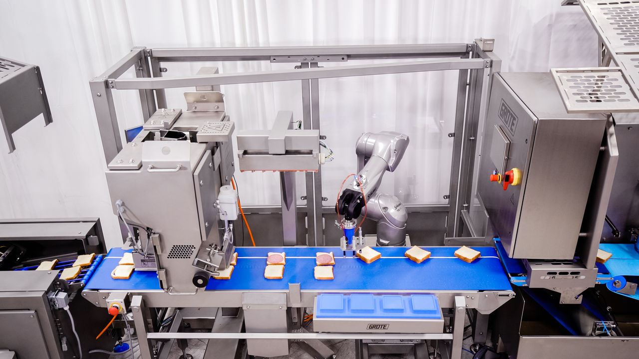 The use of Stäubli six-axis HE (Humid Environment) robots facilitates automated sandwich production in compliance with stringent hygiene requirements.