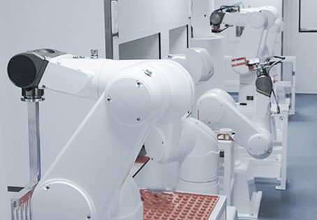 Six identical Stäubli Stericlean robots handle the implants. Shown here is the chemical treatment station.