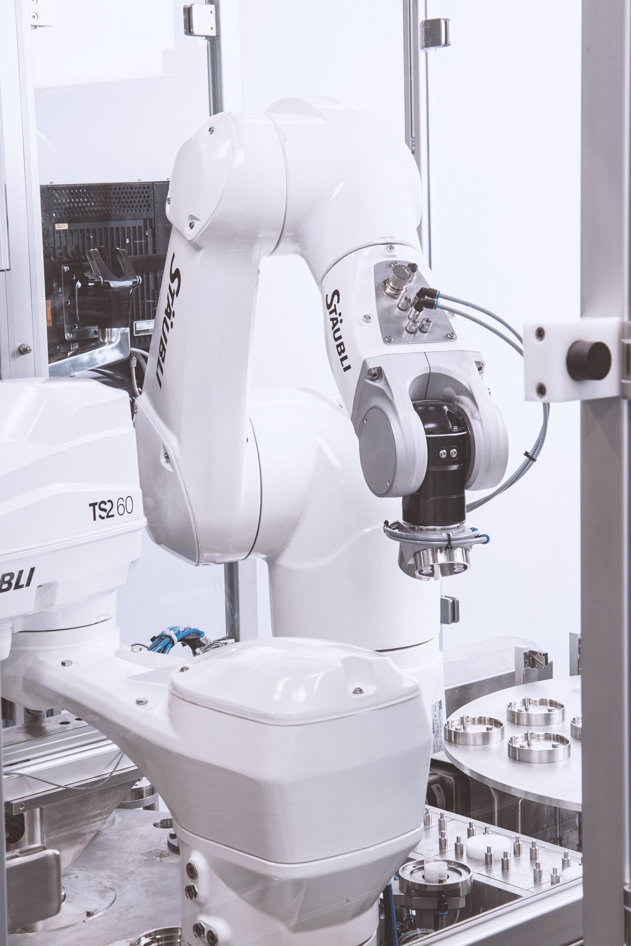 The two Stäubli robots impress in this application with their superior hygienic design.