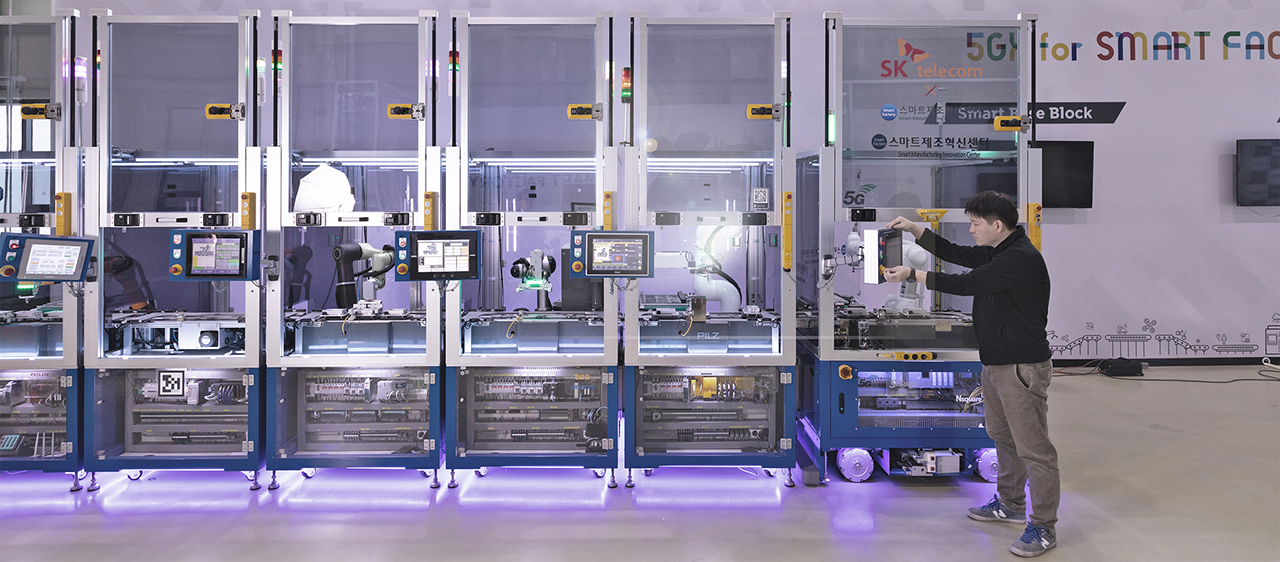 Header image with modular production cubes at Korean Smart Factory connected with Stäubli CombiTac