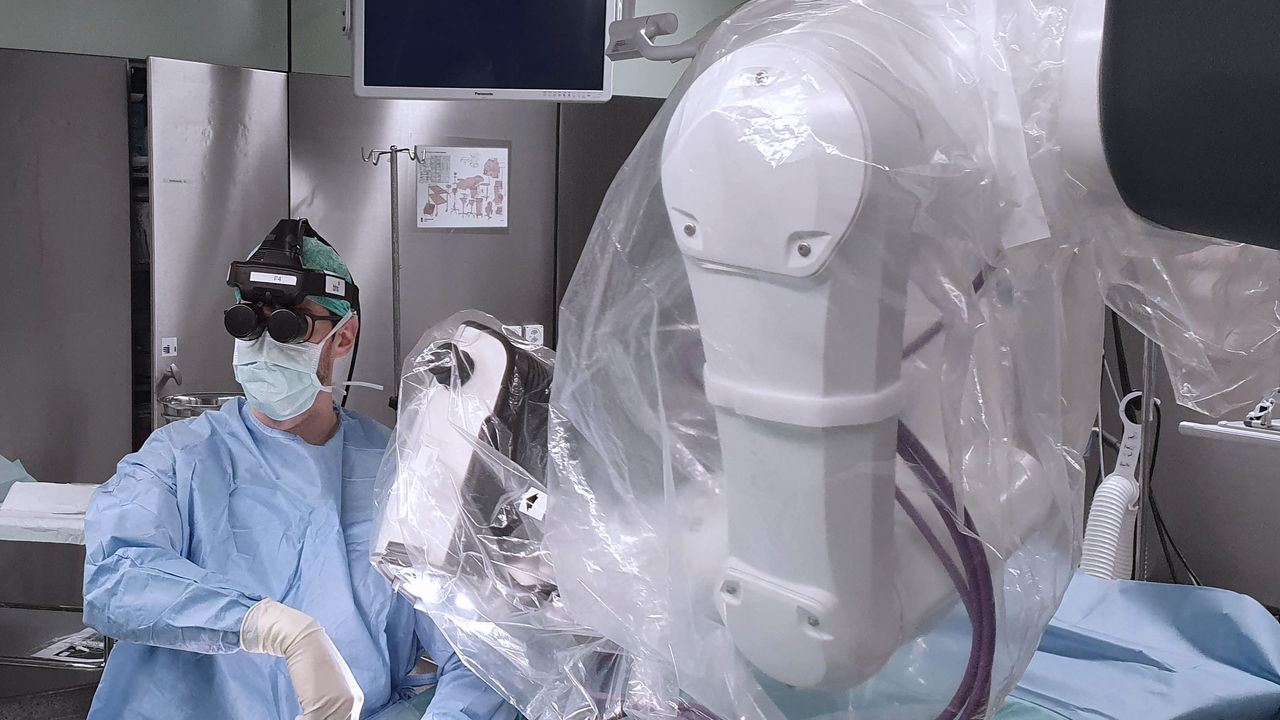 Robot-assisted camera system – RoboticScope to revolutionize work at the operating table