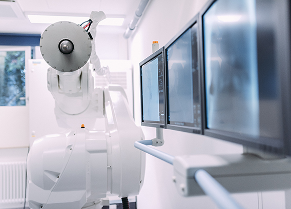 The Stäubli TX200 six-axis robot is equipped with a magnetic head which hovers over the patient’s body