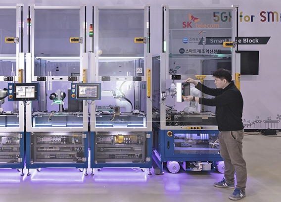 Teaser image with modular production cubes at Korean Smart Factory connected with Stäubli CombiTac