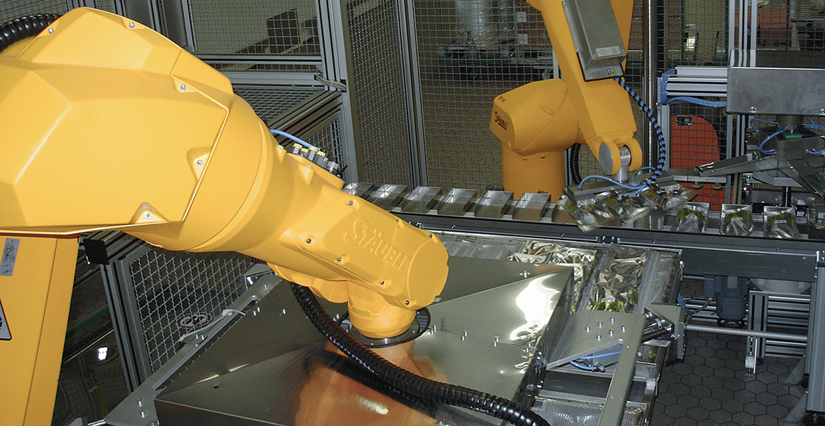 The TX200 robot conveys the tray at high speed and with accuracy.