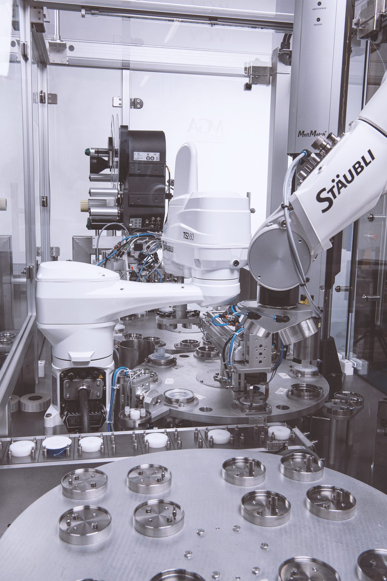 Stäubli was able to provide the two cleanroom robots for the cell for medical device manufacturing