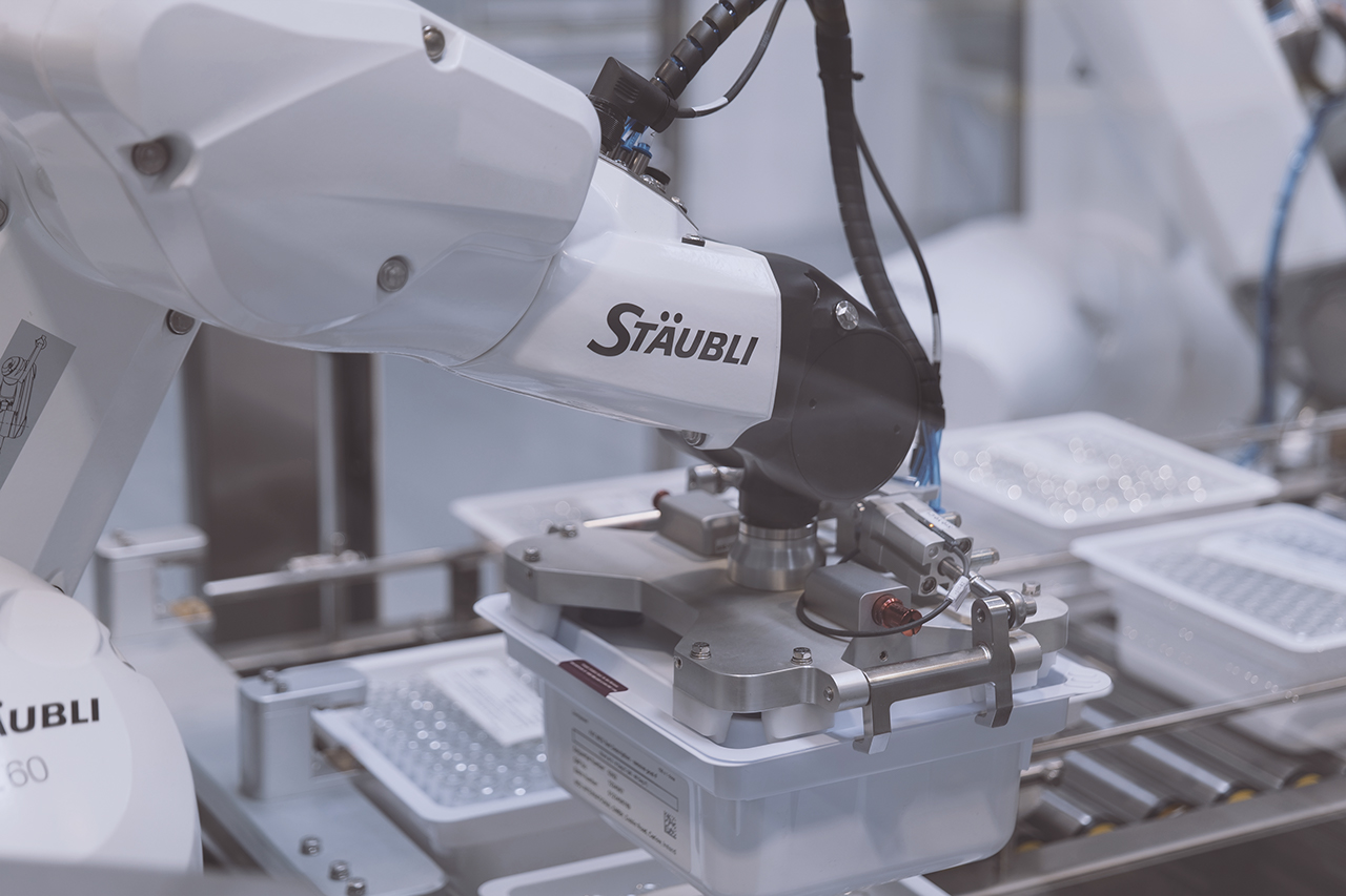 Another Stäubli robot seals the trays with a lid and applies two labels.